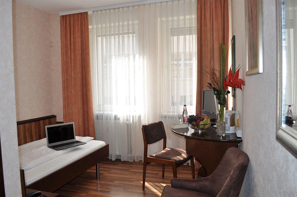 Hotel Astoria Frankfurt am Main Exterior photo